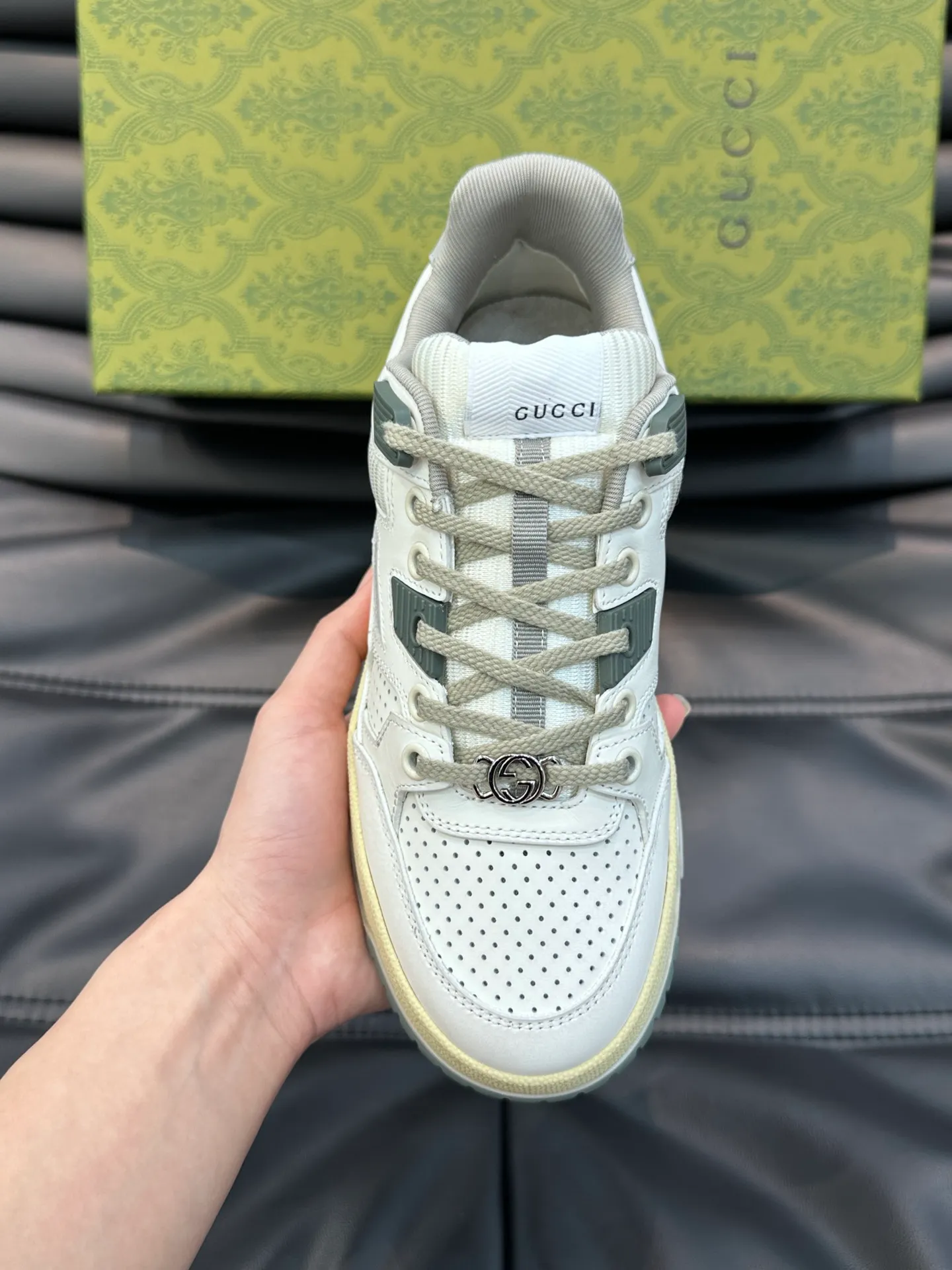 Men's Men's Shoes 💰p520 "GUCC*" Gucci's new couple's 👫 distressed effect sneakers. This low-top sneaker adopts a basketball-style silhouette design and cleverly incorporates hollow panels and distressed effects, showing its unique ingenuity. The ingenuity incorporates brand logo details such as interlocking Double G styling accessories and Gucci lettering, a low-key tribute to the brand's design heritage. A rubber non-slip outsole, inlays and embossed sole give the entire design a contemporary feel. Size: 35-45